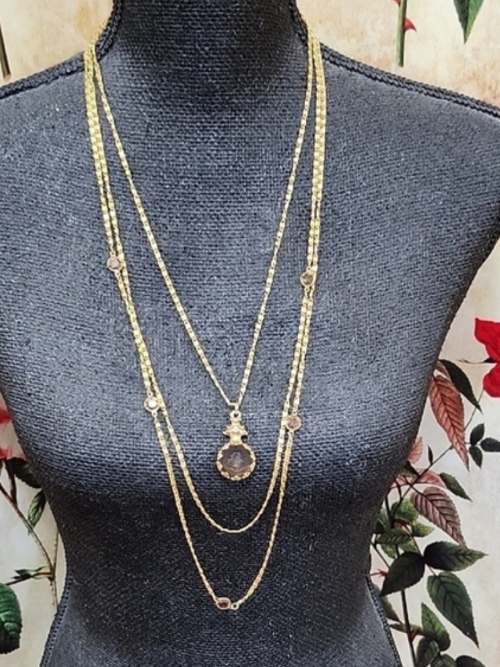 VINTAGE 1960s GOLDETTE CAMEO TRIPLE-STRAND NECKLACE
